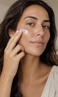 Uma mulher a aplicar creme de CBD
